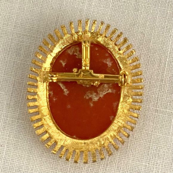 Vintage Style Cameo Brooch Pin Pendant Resin on Goldtone Oval 1.5 in x 2 in - Picture 3 of 9